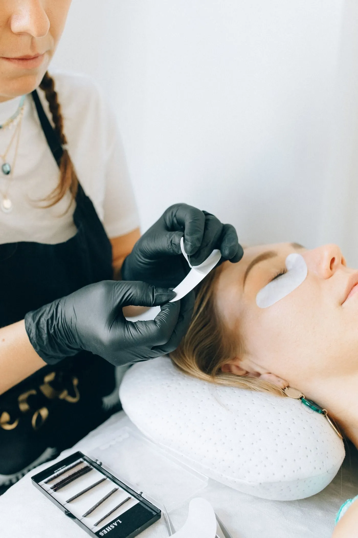 Andreea lucrând, cursuri de brow artistry